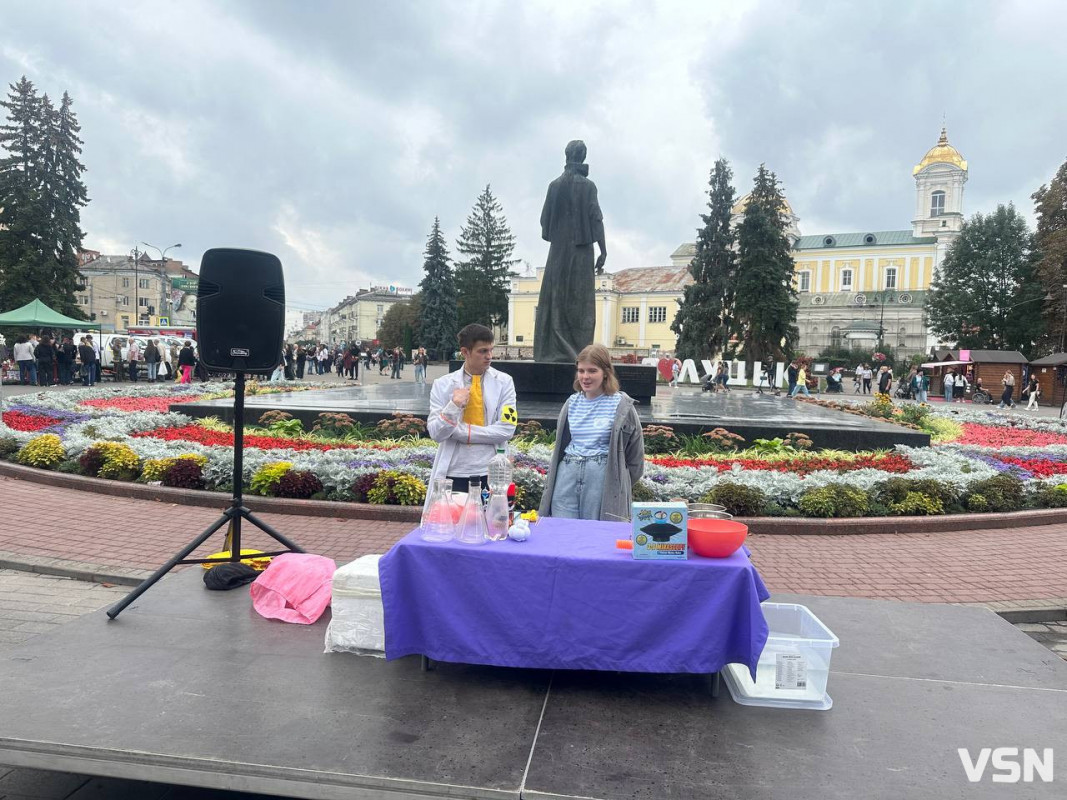 У центрі Луцька - масштабні наукові пікніки. Фото, відео