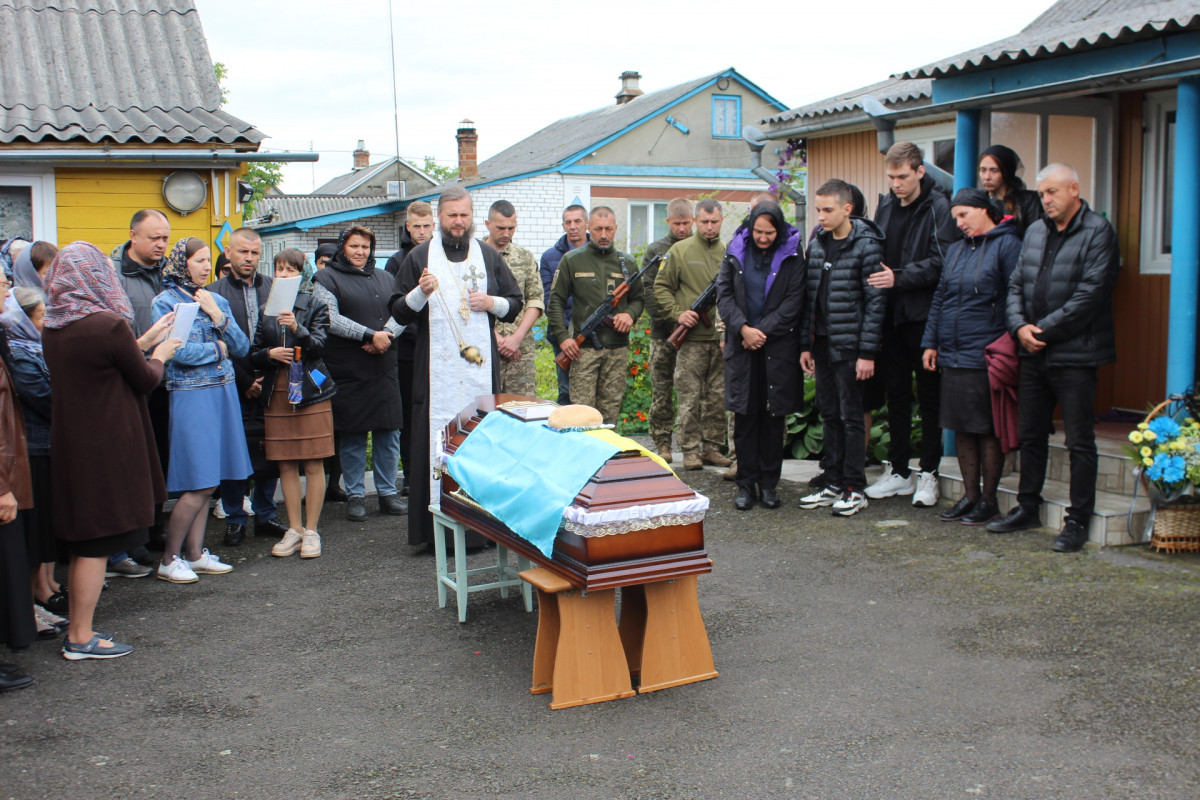 У Маневичах в останню земну дорогу провели воїна Андрія Іщика