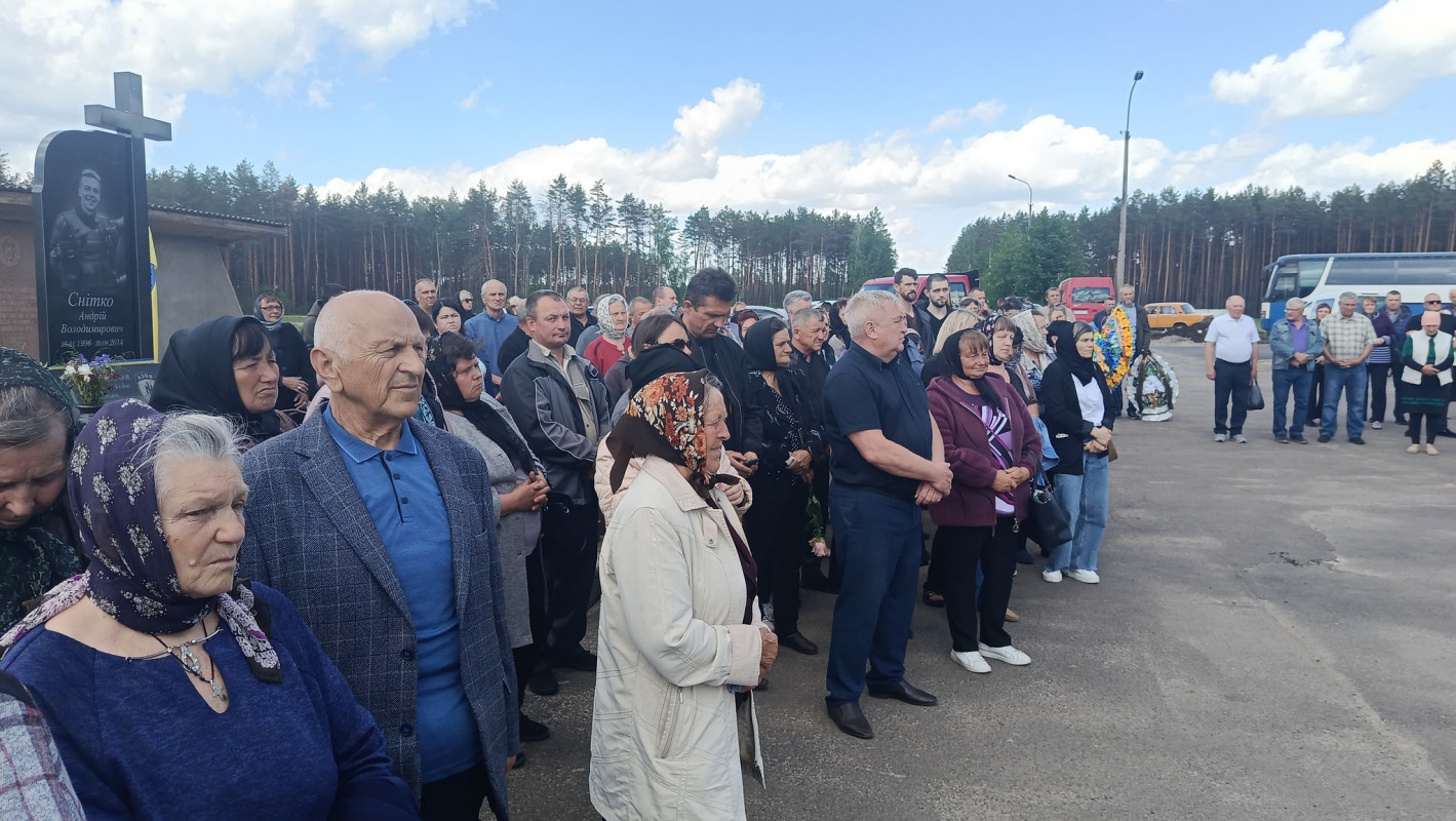 Біль втрати, що не стихає: у громаді на Волині провели в останню дорогу підполковника Повітряних сил України Юрія Халика