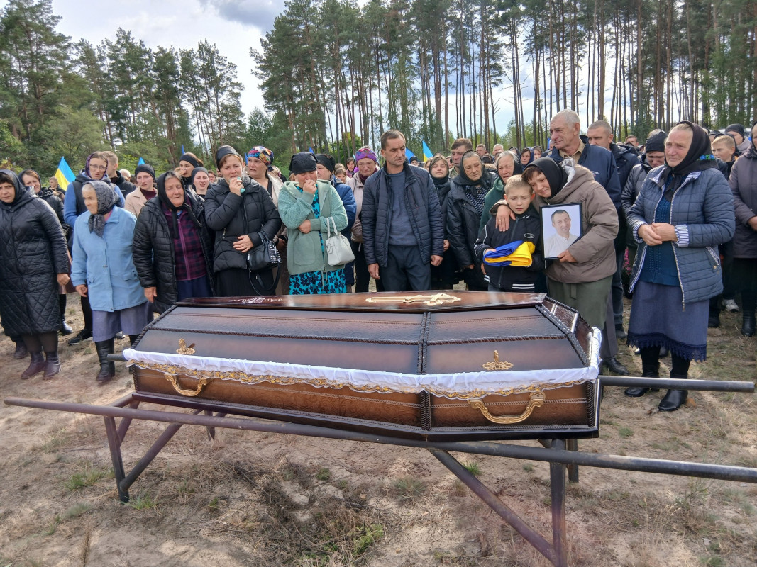 У липні мобілізували, а у вересні сповістили про загибель: на Волині попрощалися із загиблим захисником Віктором Карпуком