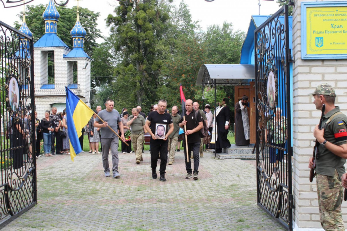 Весільний коровай - у траурній процесії: на Волині попрощалися з Героєм Віктором Бурковським