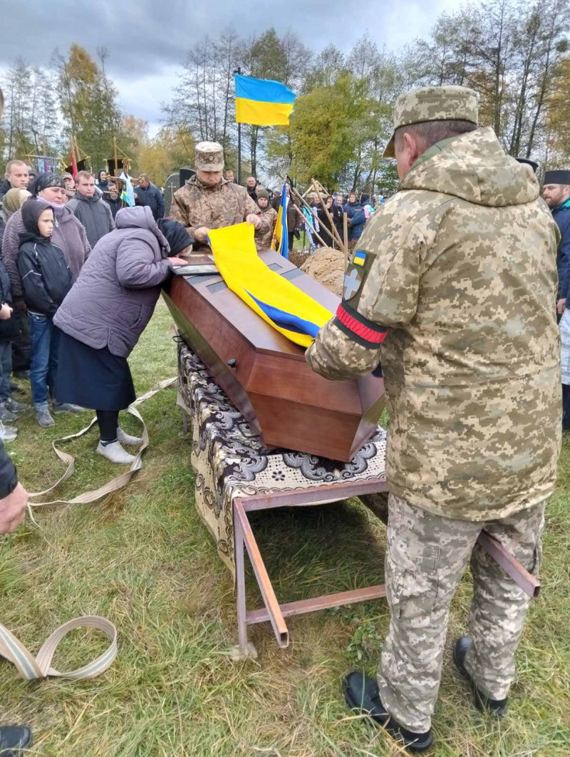 Довгий час вважався безвісти зниклим: на Волині в останню путь провели Героя Віталія Бомазюка