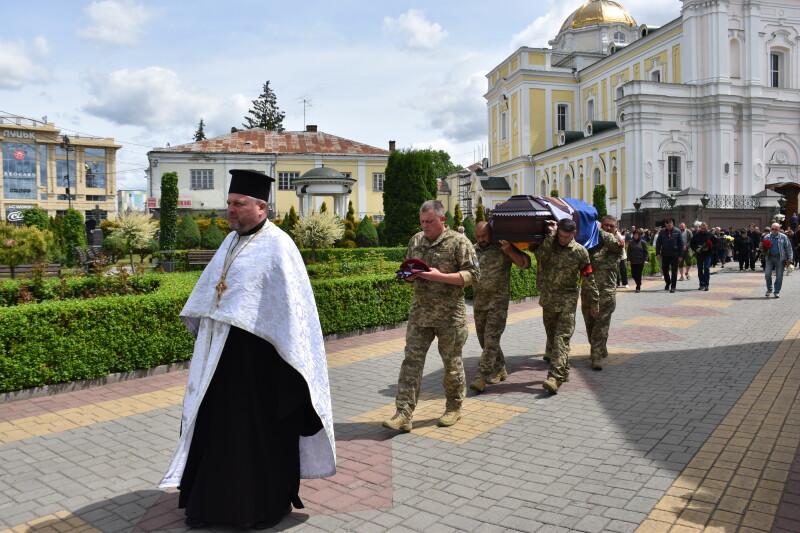 У Луцьку провели в останню путь військовослужбовця Олександра Вибача, який загинув 5 місяців тому