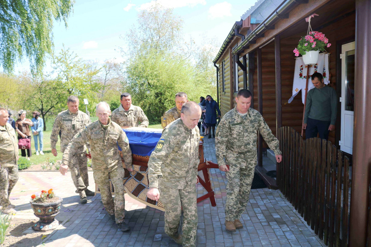 Безстрашно вибивав окупантів з української землі: на Волині поховали молодого Героя Романа Возняка