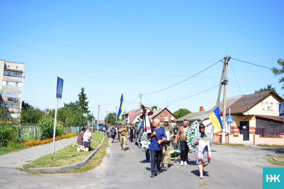 Пройшов крізь жахіття війни: волиняни провели в останню дорогу захисника України Степана Смаля