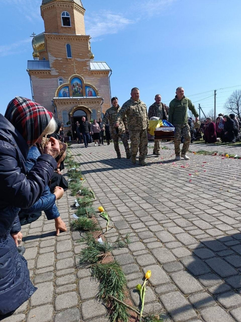 Прекрасний чоловік і батько, надійний побратим: на Волині поховали 29-річного захисника Миколу Півня