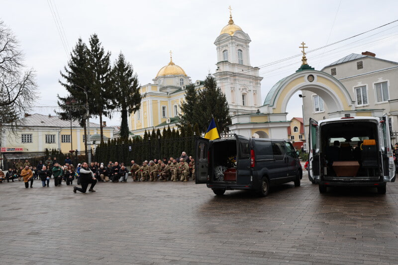 Два прощання в один день: у Луцьку в останню дорогу провели військовослужбовців Олександра Семенюка та Івана Кумброва