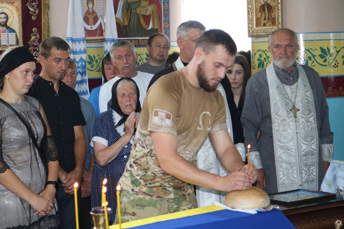 Невтомний трудівник, гарний сім’янин і надійний друг: на Волині всім селом ховали загиблого Героя Сергія Кравчука