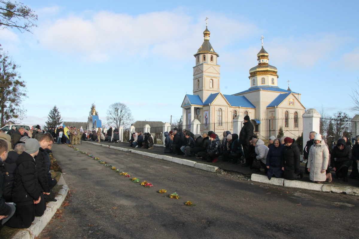 Йому навіки 25 років: на Волині всім селом прощалися з молодим Героєм Богданом Борисюком