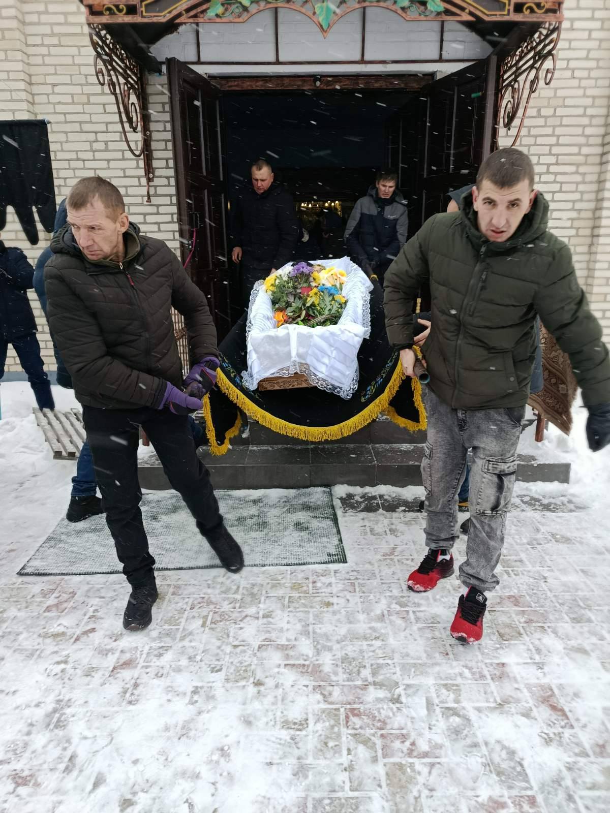 На Волині в останню земну дорогу провели захисника Анатолія Денисюка