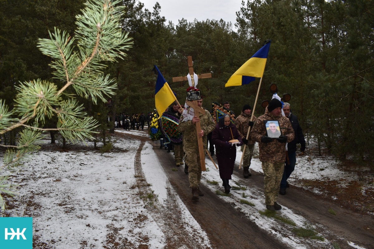 Зійшлося усе село: на Волині в останню дорогу провели полеглого на Курщині молодого Героя Сергія Зімича