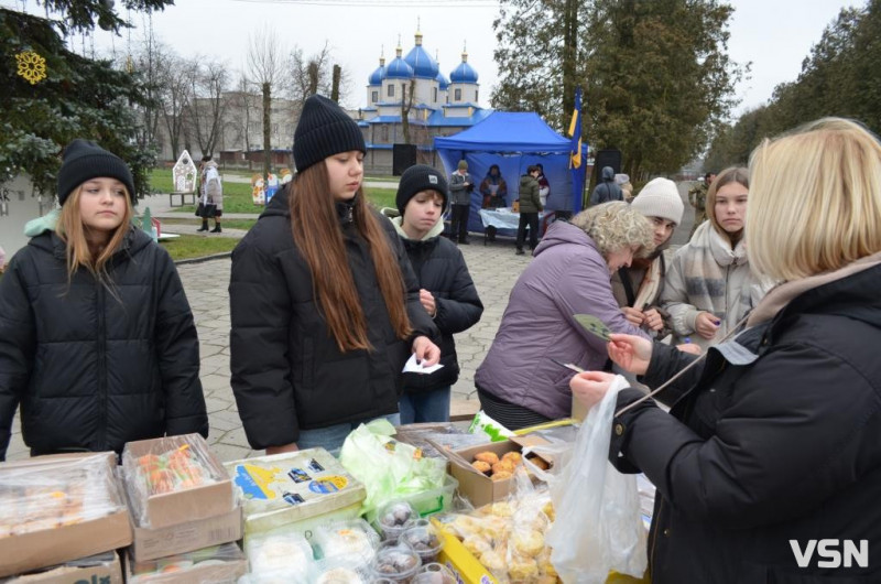 У місті на Волині на благодійному ярмарку зібрали майже 120 тисяч гривень для ЗСУ. Фоторепортаж