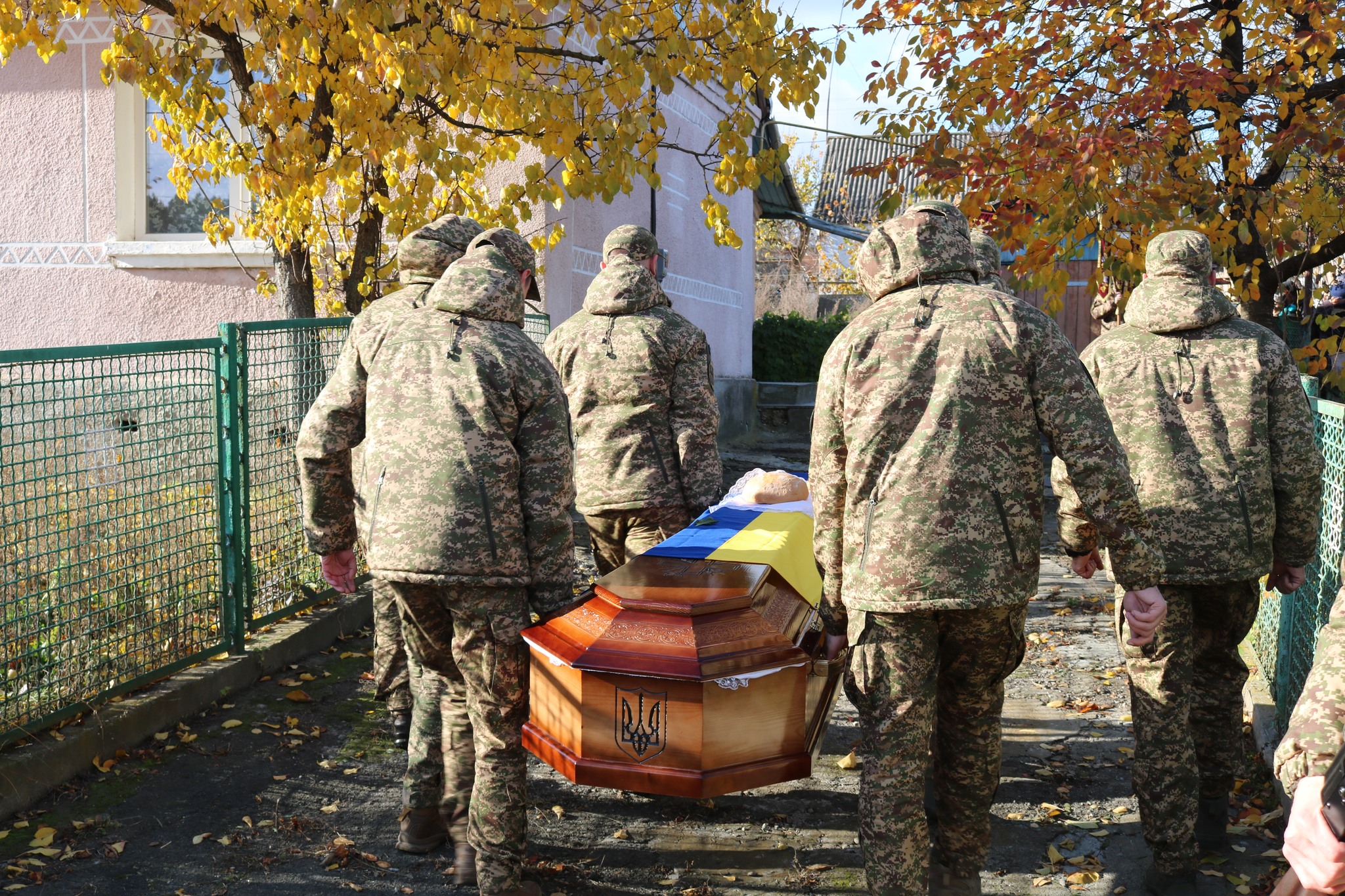 Білим ангелом повернувся додому «на щиті»: на Волині в останню дорогу полеглого на війні Андрія Тихого