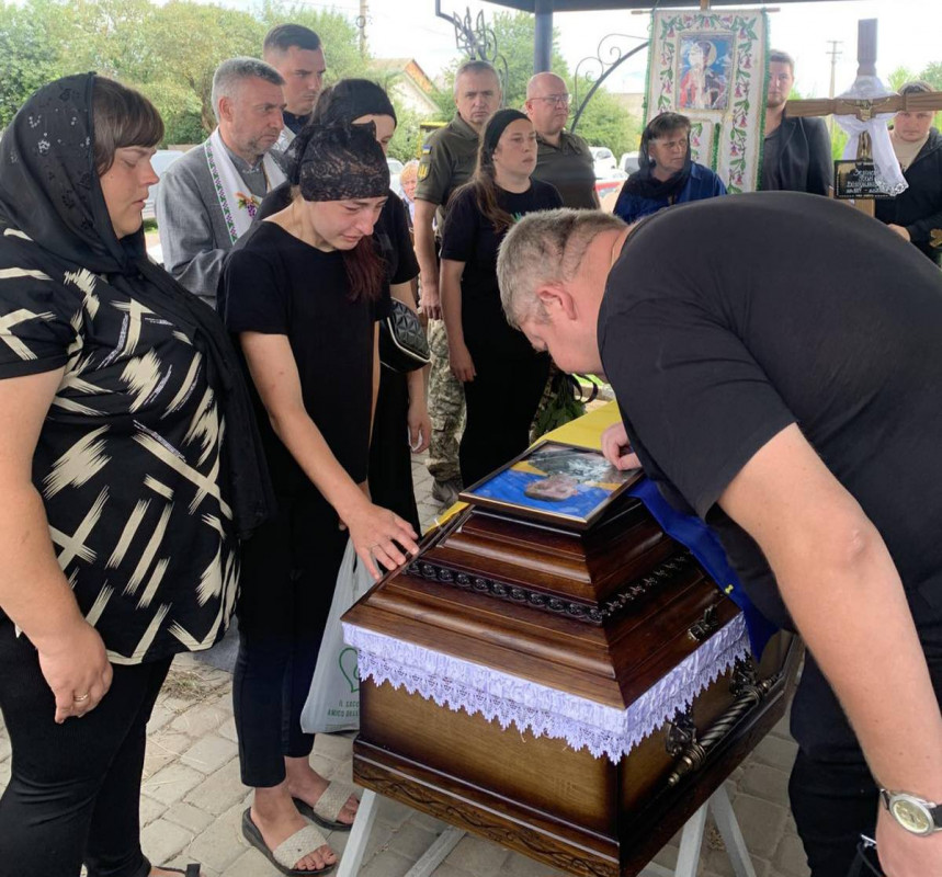 У Луцькому районі священник провів чин похорону загиблого воїна Івана Зелінського, якого менш ніж рік тому вінчав
