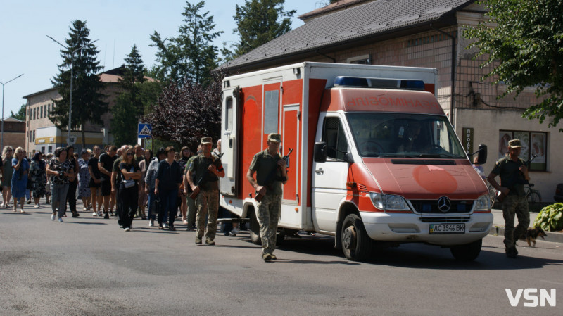 Рідні сподівалися, що в полоні, але дива не сталося: у Рожищі провели в останню путь воїна Миколу Катеринюка