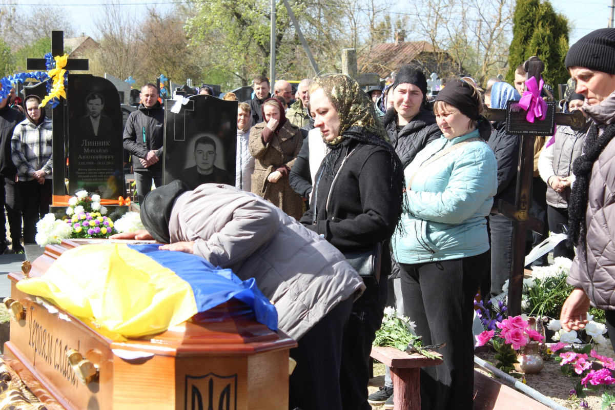 Не дочекалася дружина, не обійняла мама: волиняни попрощалися з полеглим Героєм Дмитром Демчуком