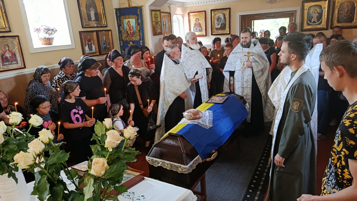 Без батька залишилися троє донечок: волиняни попрощалися із загиблим Героєм Андрієм Григолою