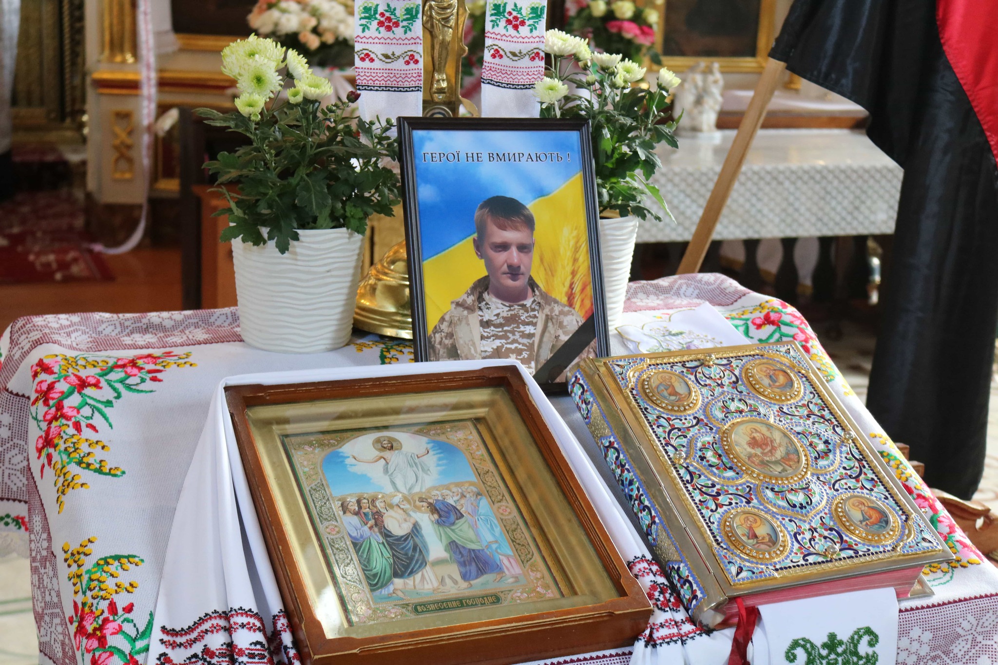 Небесне військо поповнилося ще одним Героєм: на Волині в останню путь провели Героя Олександра Ходачкевича