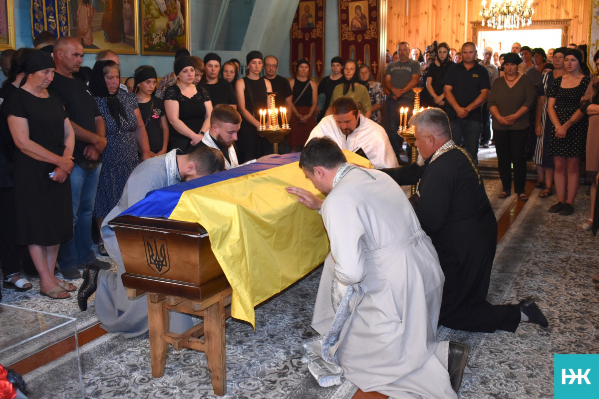 Кохана – у чорному, село – в сльозах: на Волині попрощалися з молодим Героєм Володимиром Черевком