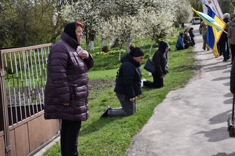 Коровай ділили на кладовищі: на Волині сотні людей прийшли попрощатися з Героєм Миколою Гацем