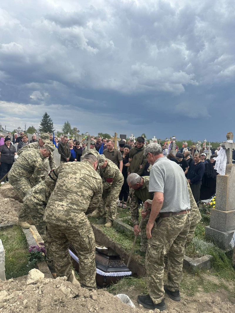 Назавжди в строю: на Волині попрощалися із захисником України Андрієм Вересом