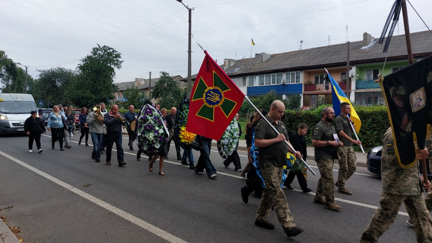 Три місяці боротьби за життя: на Волині провели в останню дорогу захисника Олександра Гуля