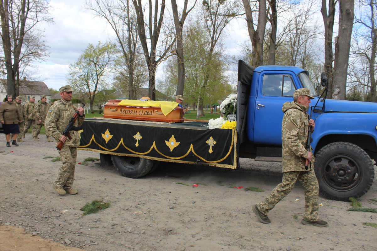Не дочекалася дружина, не обійняла мама: волиняни попрощалися з полеглим Героєм Дмитром Демчуком