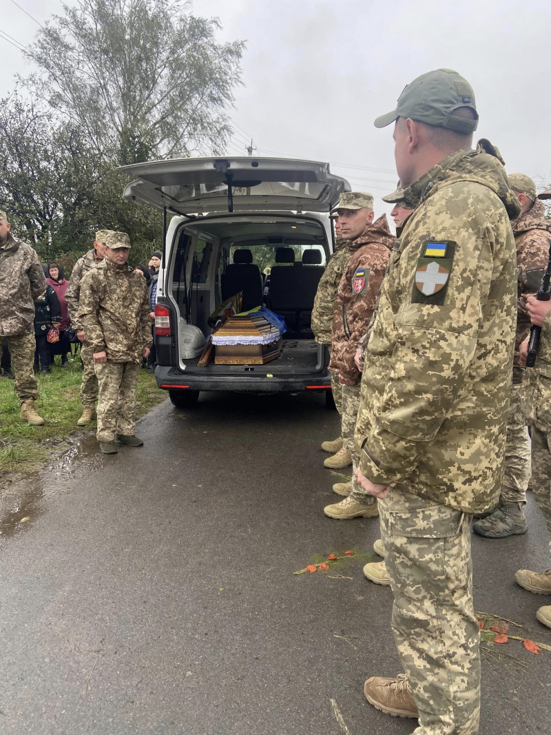 Два місяці лікарі рятували, а рідні молилися: на Волині попрощалися з Героєм Богданом Баховцем