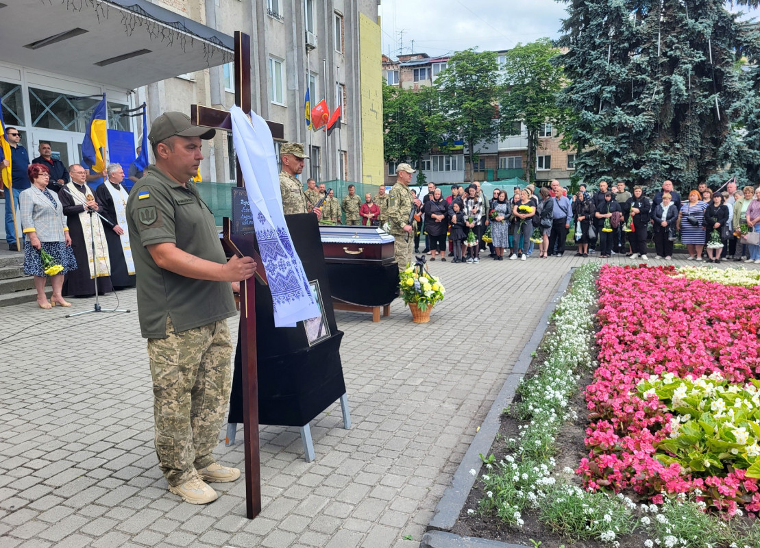 Надію родини змінила страшна звістка: на Волині попрощалися з Героєм Віктором Дорощуком, який довгий час вважався зниклим безвісти