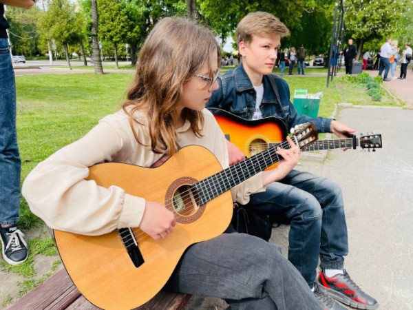 Нововолинські музиканти провели благодійний концерт на підтримку ЗСУ