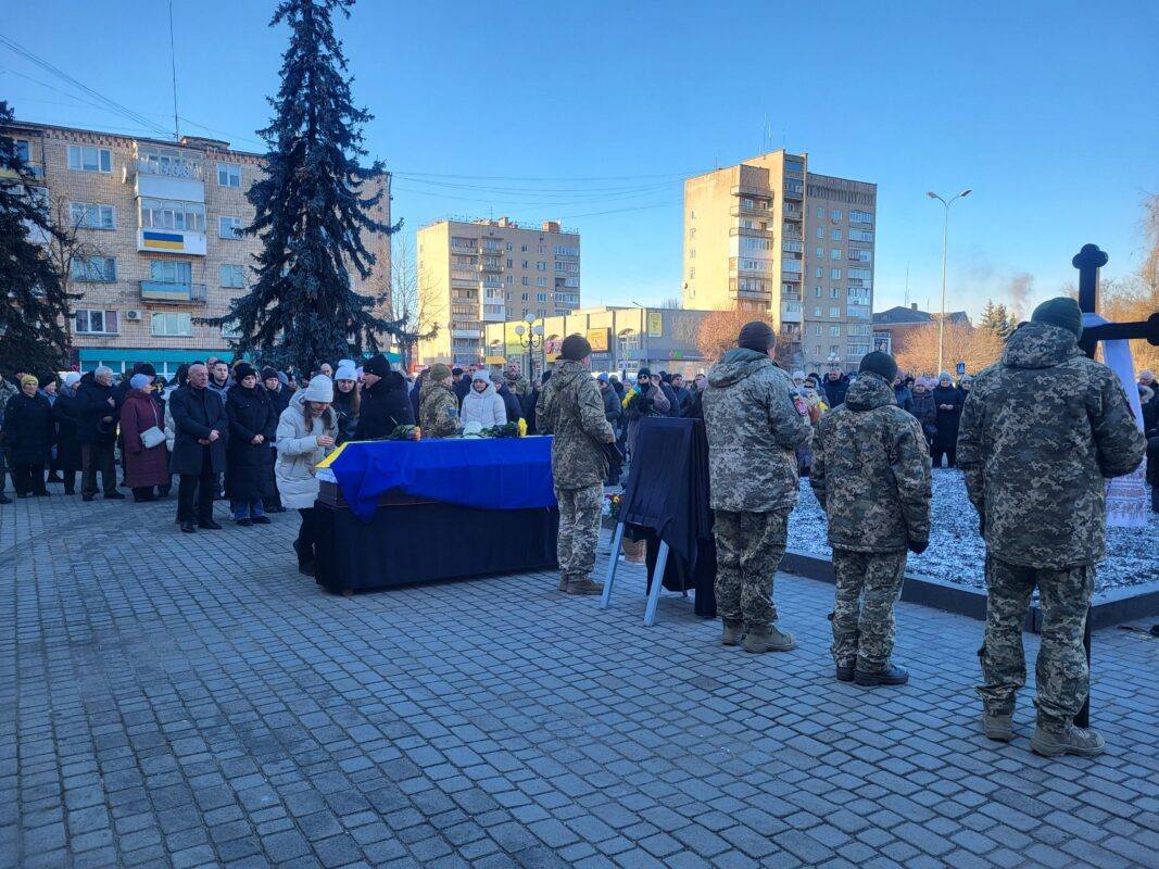 Сумне Різдво: на Волині в останню земну дорогу провели 32-річного воїна Володимира Бичика