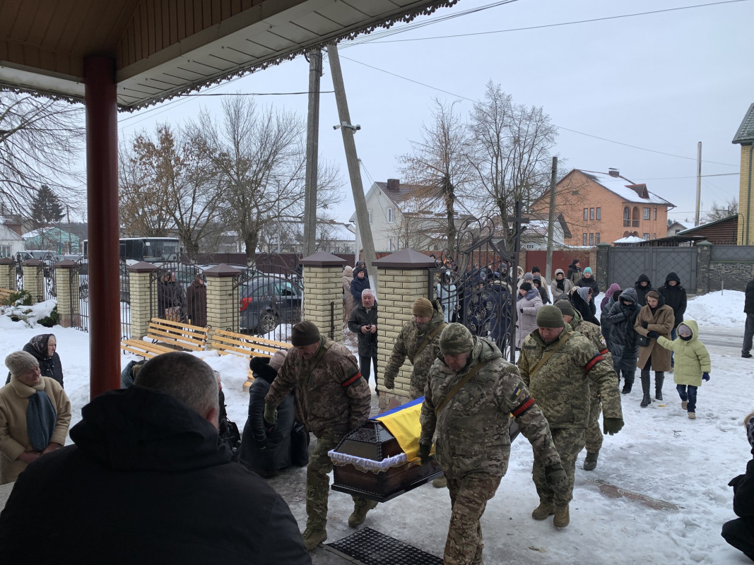 Загинув понад рік тому: на Волині провели в останню дорогу захисника Руслана Меріду