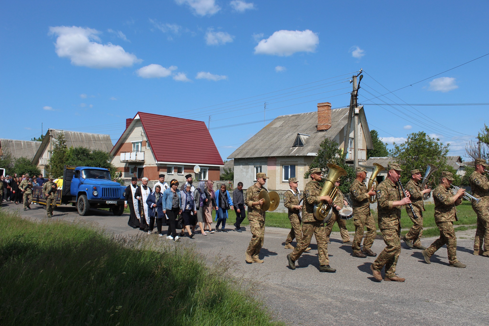 Весільний коровай, тужлива мелодія і море квітів: громада на Волині прощалася з Героєм Романом Карпюком