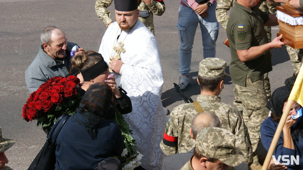Повернувся додому після майже дворічної невідомості: Рожищенська громада зустріла «на щиті» Героя Віталія Козла. Фото