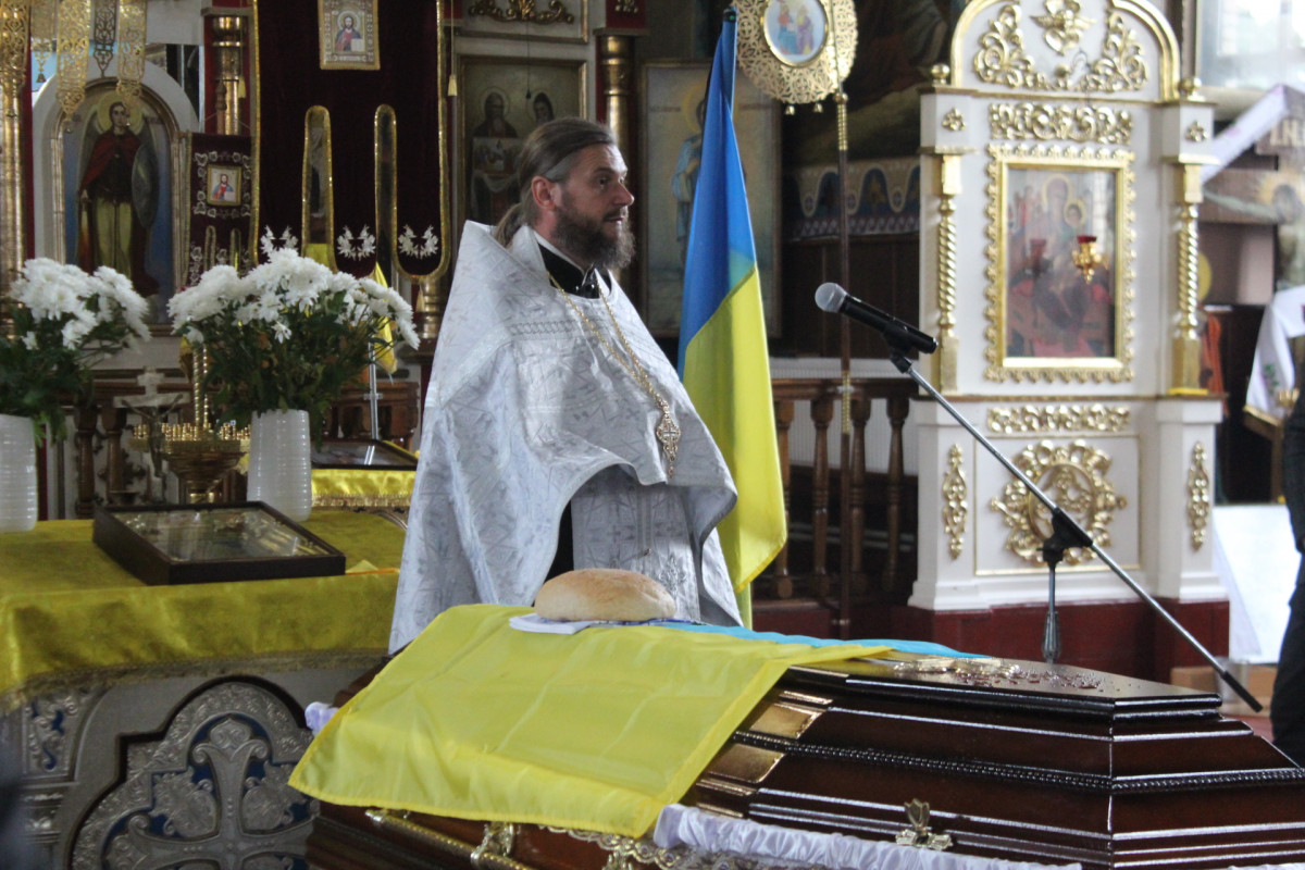 У Маневичах в останню земну дорогу провели воїна Андрія Іщика