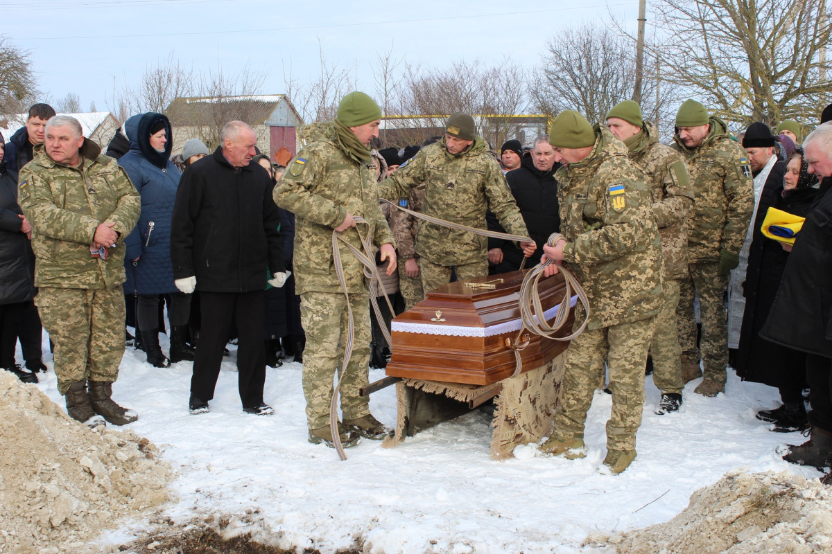 Загинув внаслідок удару ворожого безпілотника: на Волині попрощалися з Героєм Володимиром Лавренюком