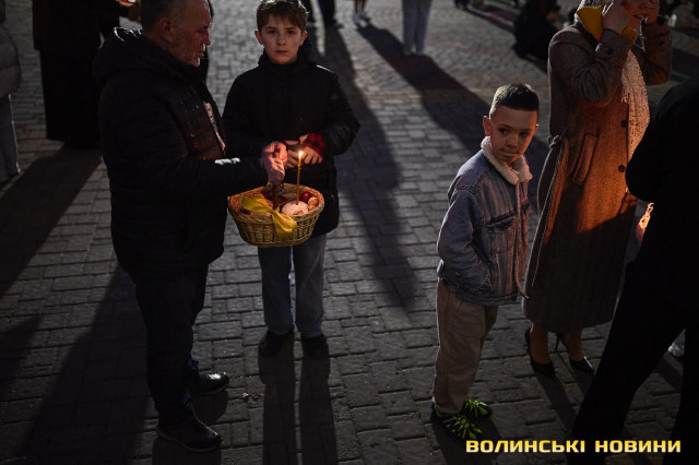Як у Луцьку освячували кошики напередодні Великодня