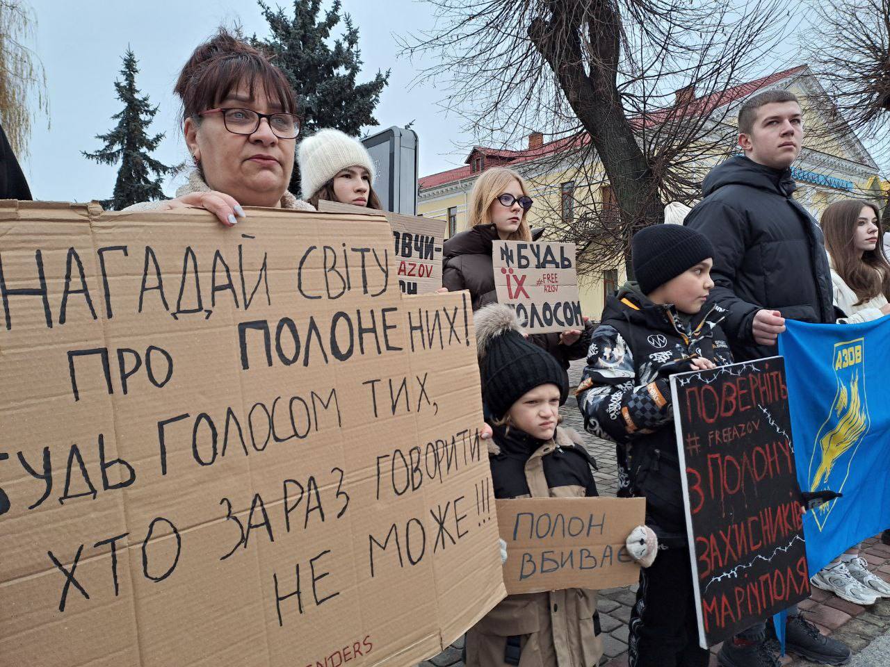 «Не мовчи! Полон вбиває»: на Волині пройшла акція підтримки полонених бійців полку «Азов»