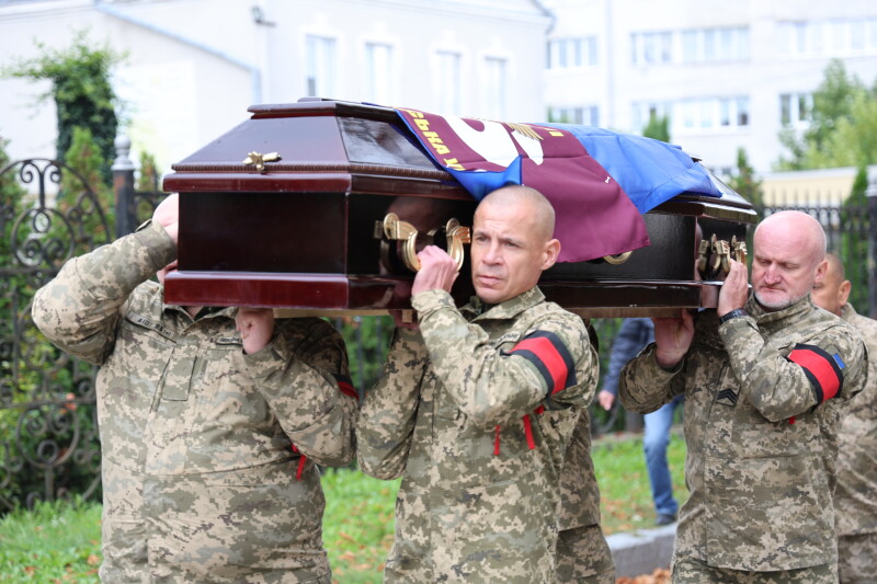 Не встиг створити сім’ю: у Луцьку попрощалися з Героєм Олексієм Кривовим, який довгий час вважався зниклим безвісти