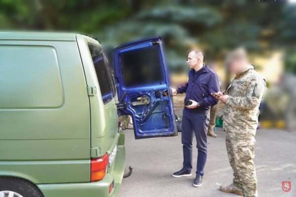 Комунальники Володимирської громади придбали машину для військових