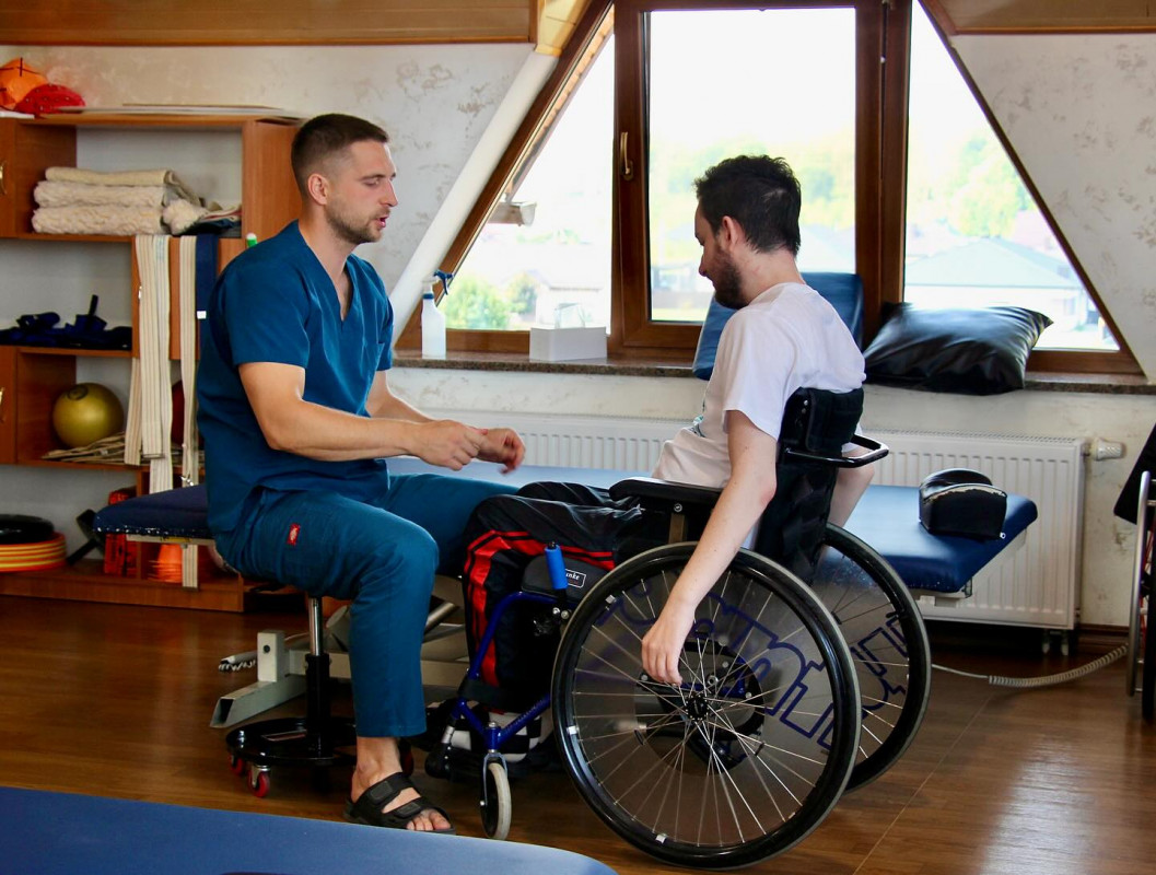 «Хлопчик після ДТП не міг тримати голову, а зараз бігає»: історія реабілітаційного комплексу біля Луцька, де повертають людям здоров'я