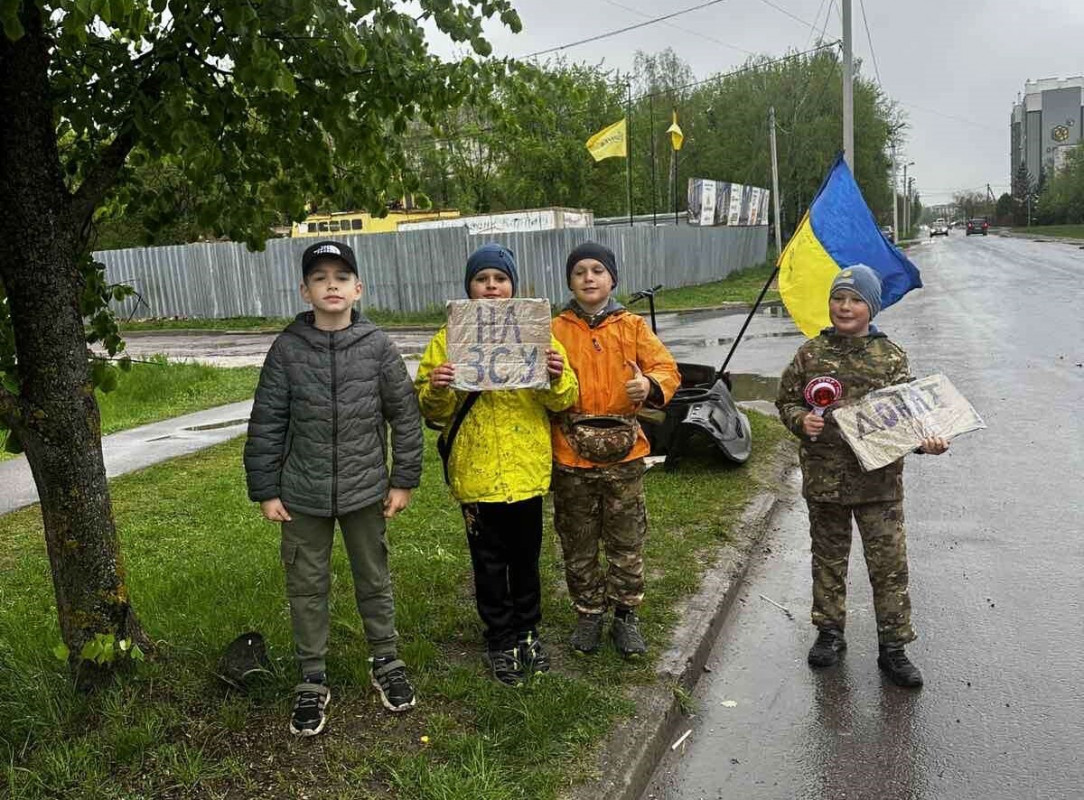 Канікули для допомоги: на Волині діти купили два дрони для захисників України