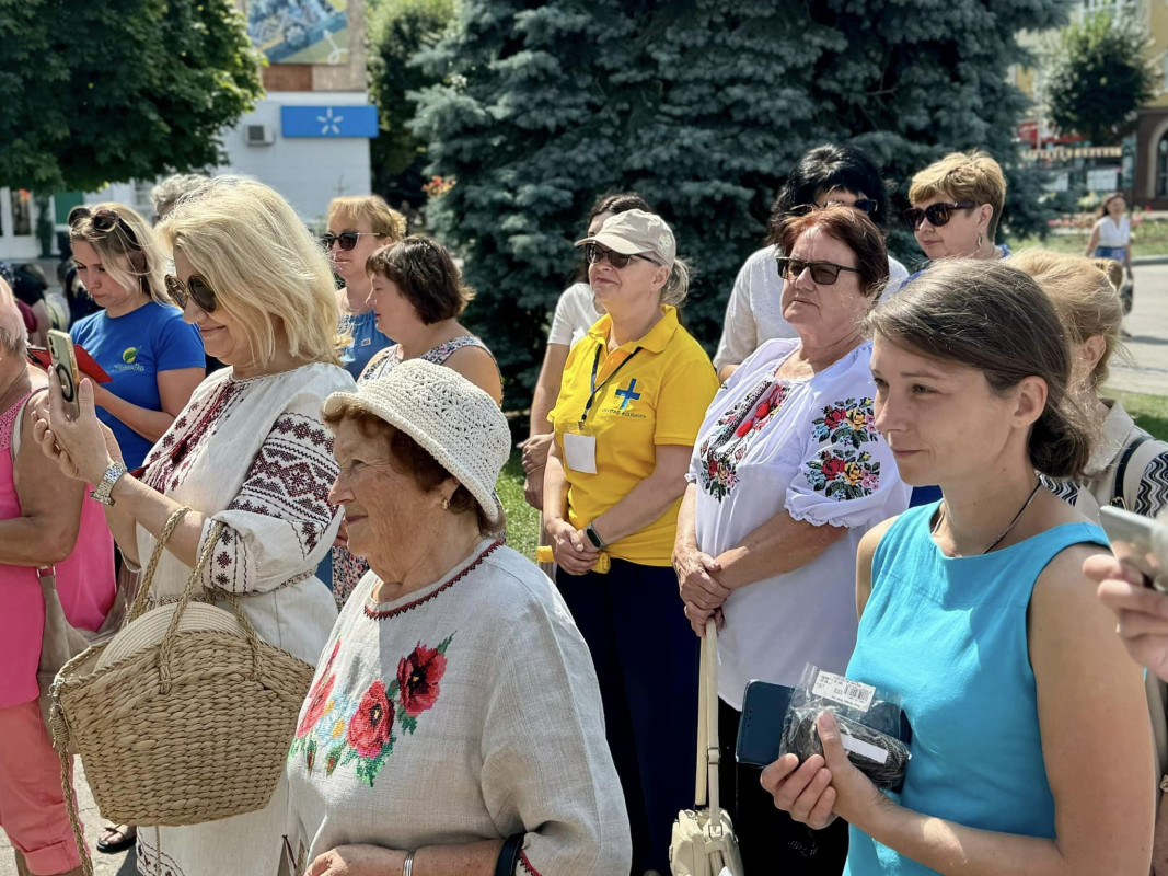 У місті на Волині розгорнули найбільший в'язаний прапор України