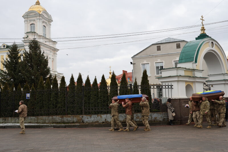 Два прощання в один день: у Луцьку в останню дорогу провели військовослужбовців Олександра Семенюка та Івана Кумброва