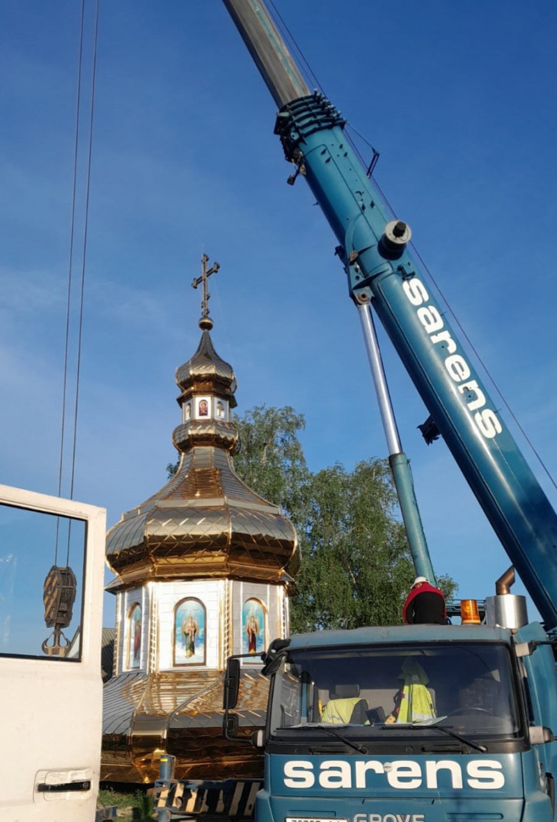 На храмі в Луцькому районі встановили центральний купол. Фото