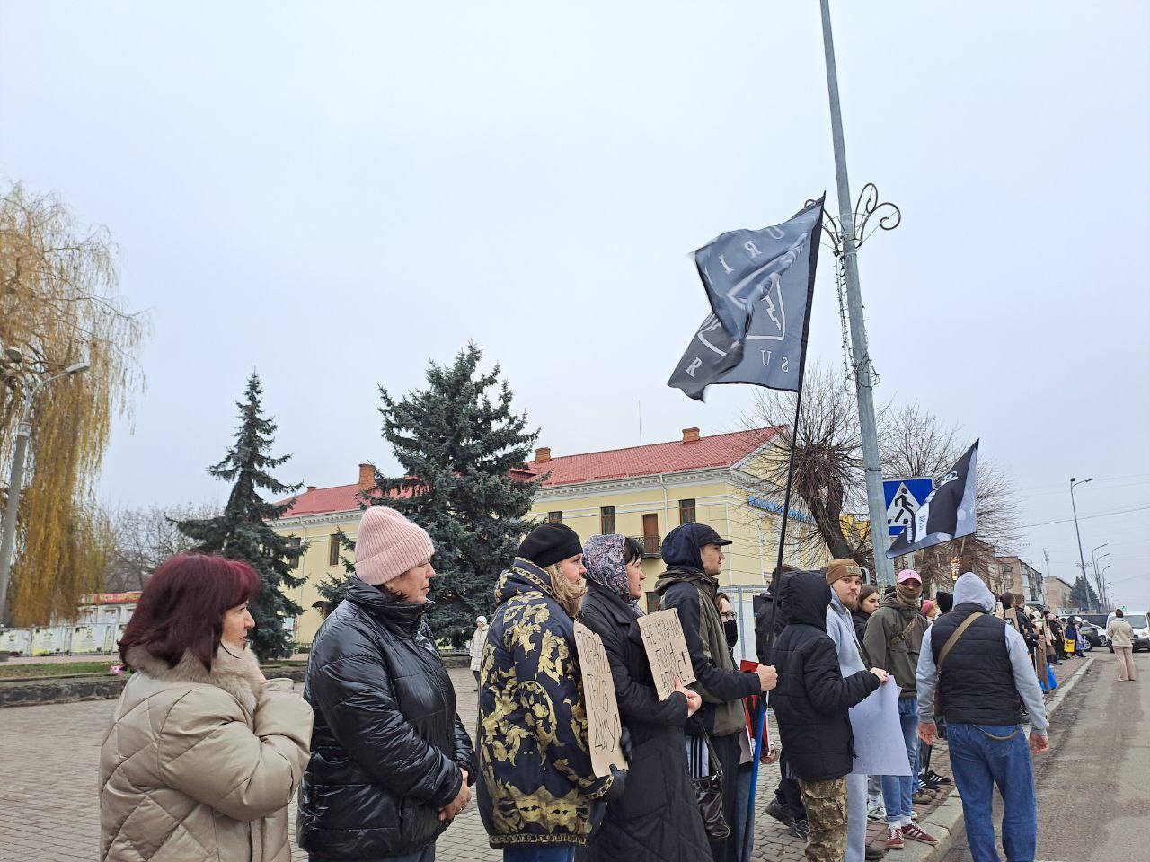 «Не мовчи! Полон вбиває»: на Волині пройшла акція підтримки полонених бійців полку «Азов»