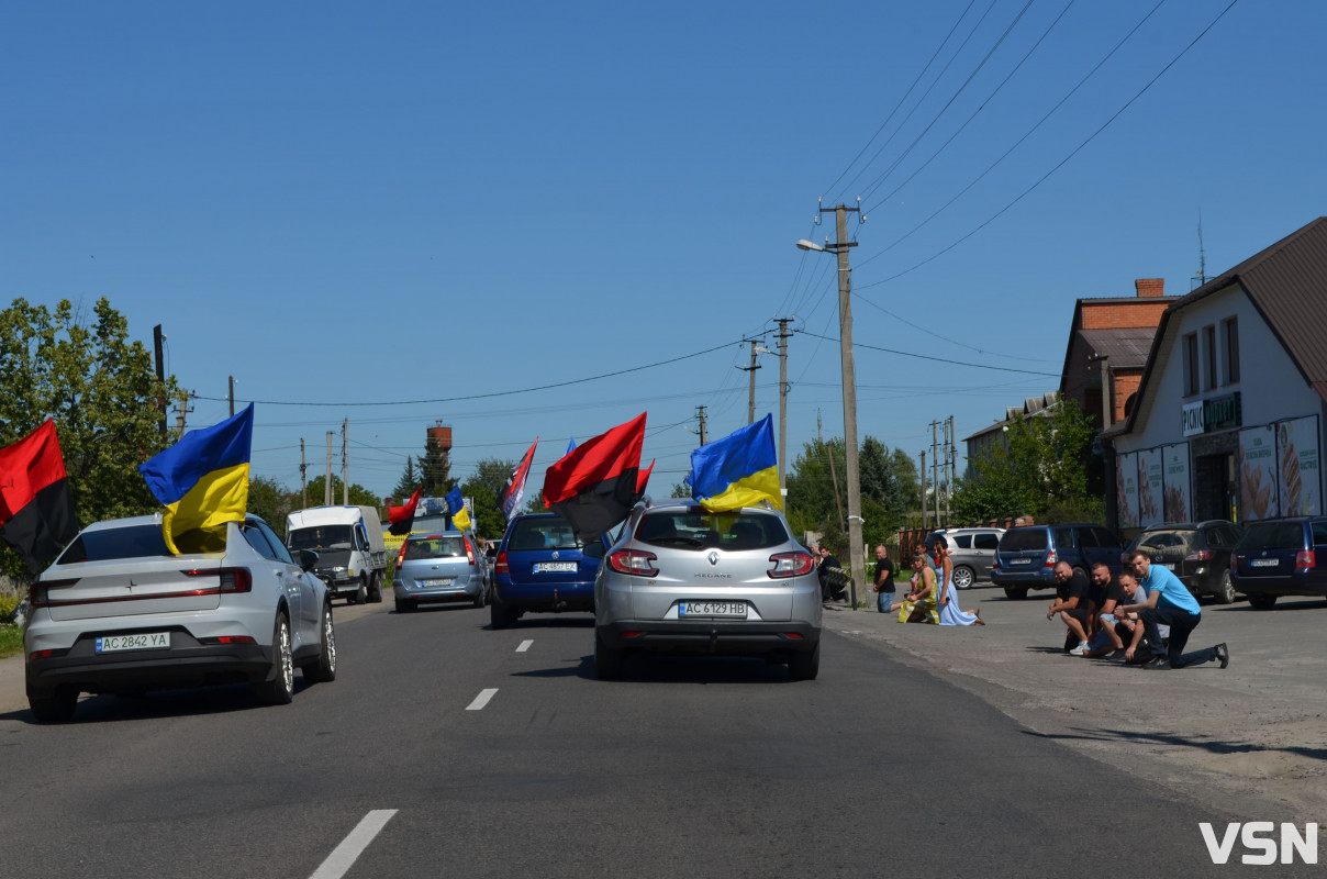 Сотні людей, прапори та квіти: востаннє додому повернувся Герой з Волині Степан Павлович