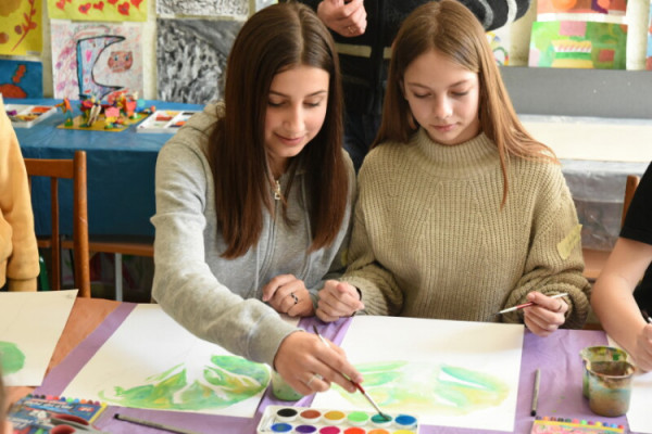 У мистецьких школах Луцька проводять уроки арт-терапії для діток-переселенців
