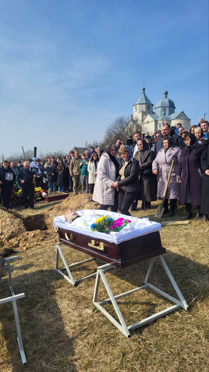 У Луцькому районі в останню земну дорогу провели воїна Валентина Гроголя