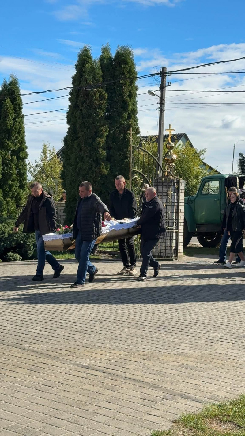 «Шкільний дзвінок прозвучав востаннє»: на Волині попрощалися з вчителькою